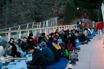 سفره‌ی افطاری روی پل طبیعت