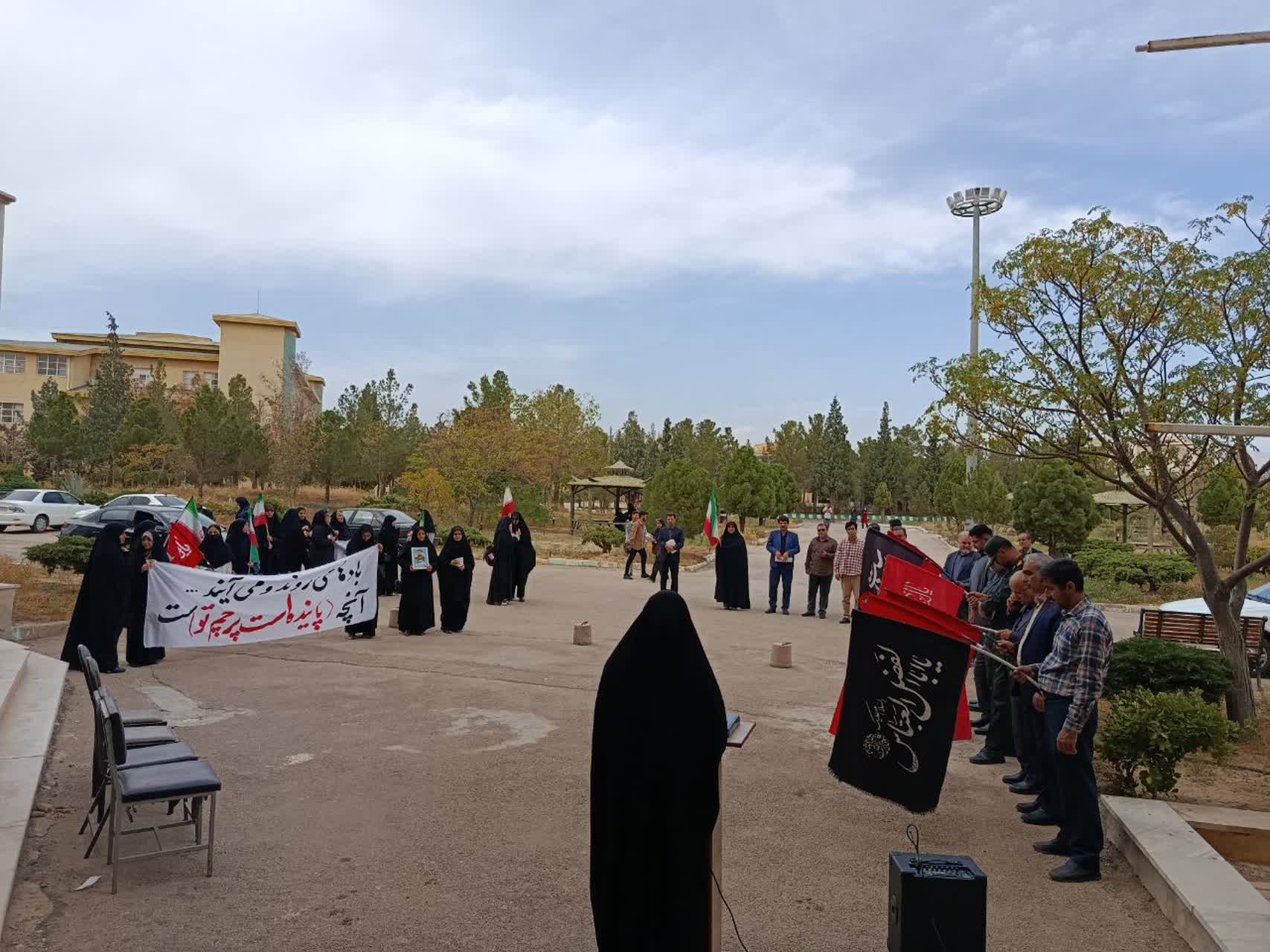 پرچم مقدس جمهوری اسلامی در دانشگاه آزاد دامغان به اهتزاز درآمد