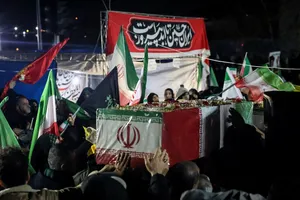 وداع با پیکر شهدای ناوشکن دنا در میدان دریاچه