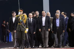 ادای احترام شهباز شریف نخست وزیر پاکستان و مقامات و مسئولان خارجی به پیکر امام شهید 