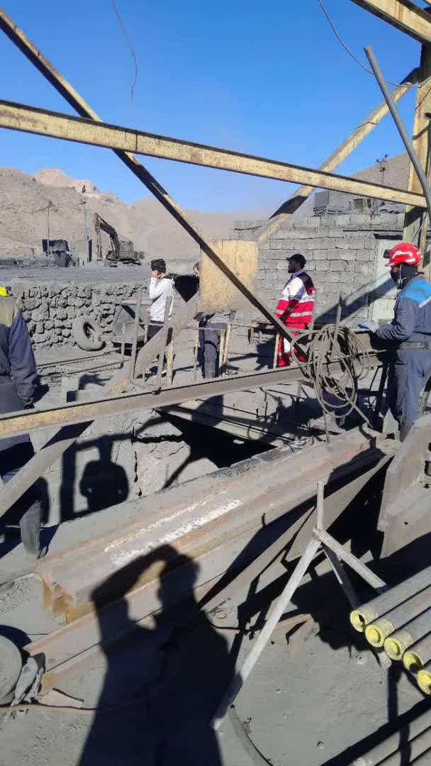 ریزش معدن «کوشک» در بافق/ انتقال مصدومان به مراکز درمانی/ احتمال وجود افراد حبس شده در معدن ریزش معدن «کوشک» در بافق/ انتقال مصدومان به مراکز درمانی/ احتمال وجود افراد حبس شده در معدن