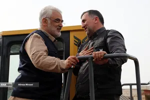 کمک رسانی شهید محمدمهدی طهرانچی دانشمند هسته ای در مناطق سیل زده لرستان پلدختر در سال 1398 همراه گروه های جهادی