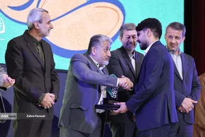 تجلیل از برگزیدگان سی و نهمین دوره جشنواره قرآن و عترت دانشجویان توسط بیژن رنجبر، رئیس دانشگاه آزاد اسلامی