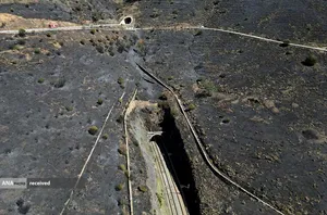 جاده&zwnj;ای در وسط زمین های سوخته در اثر آتش سوزی جنگلی در مرز اسپانیا و فرانسه