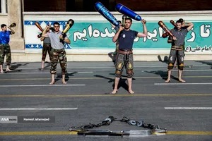 انجام حرکات رزمی و نمایشی در حاشیه مراسم آیین اعطای نشان فداکاری ارتش به پنج تن از خانواده&zwnj;های شهدا