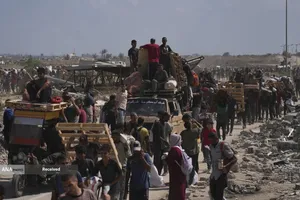 مردم گرسنه غزه برای رسیدن به کمک&zwnj;های غذایی، کیلومترها پیاده&zwnj;روی می&zwnj;کنند