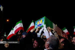 مراسم وداع با شهدای ناوشکن دنا و حمایت از نیروهای مسلح با حضور دکتر بیژن رنجبر و دانشگاهیان دانشگاه آزاد اسلامی استان تهران و اقشار مختلف مردم - میدان فردوسی تهران