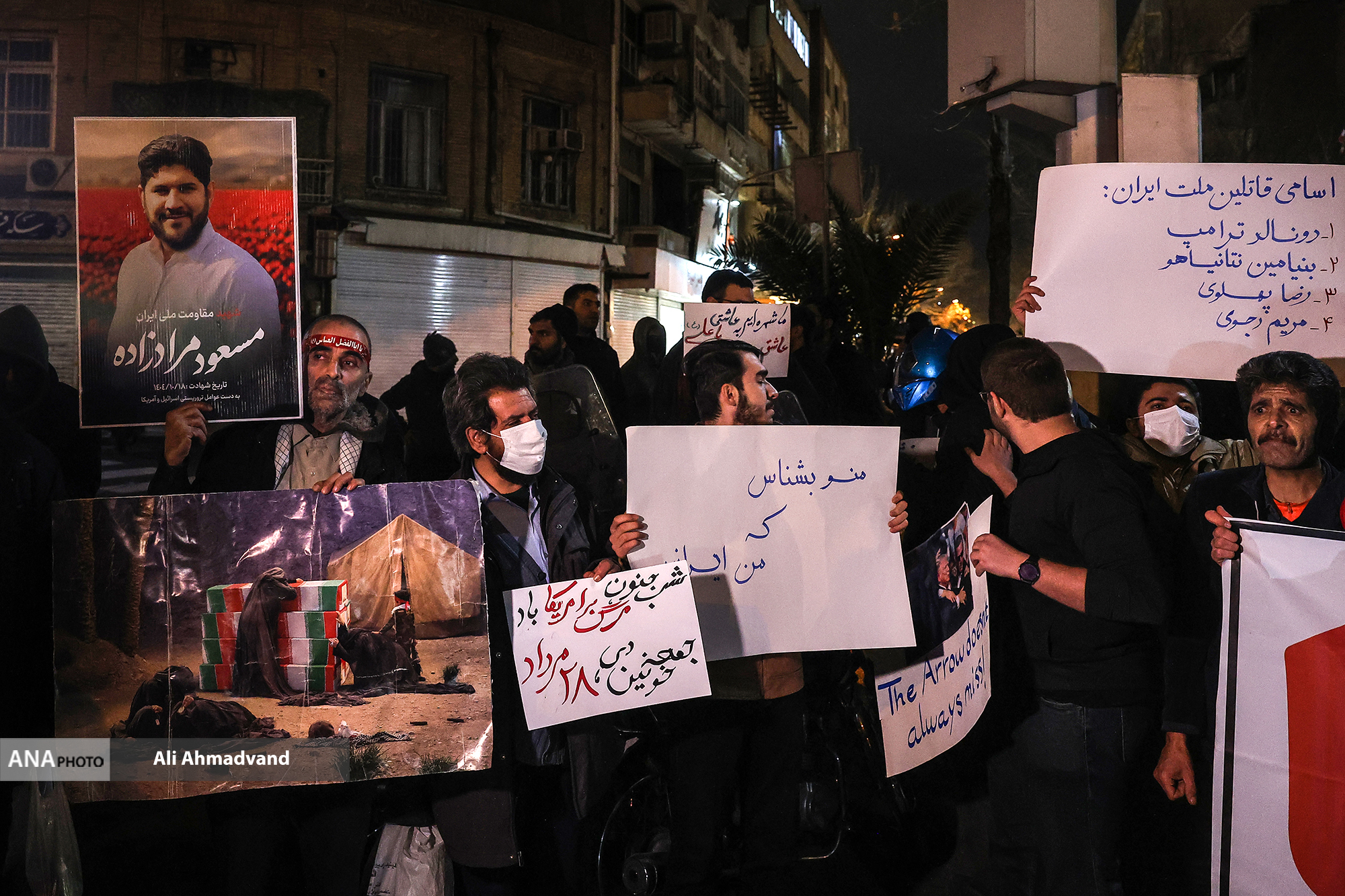 تجمع دانشجویان در مقابل سفارت انگلستان در تهران