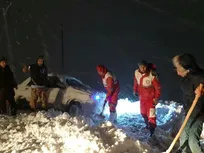 امدادرسانی ماموران پلیس راه خراسان به خودروهای گرفتار در برف+ فیلم