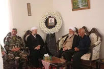 رئیس سازمان عقیدتی سیاسی ارتش با خانواده‌های شهدای جنگ تحمیلی ۱۲ روزه در کرمانشاه دیدار و گفت‌و‌گو کرد