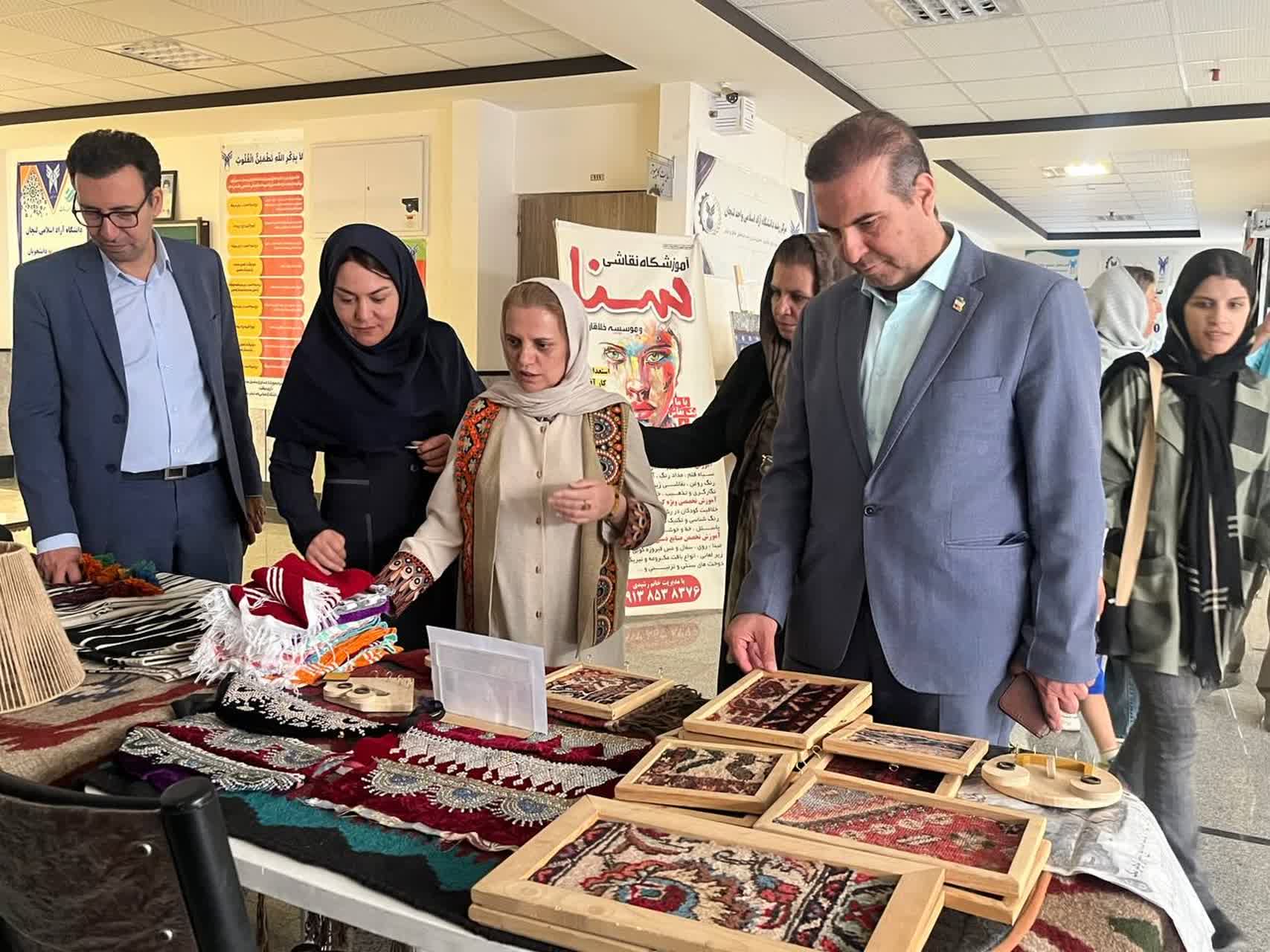 نمایش نوآوری و هنر در بازارچه صنایع خلّاق مرکز رشد دانشگاه آزاد اسلامی لنجان