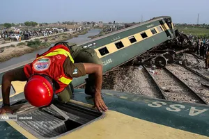 خروج قطار مسافربری از ریل در ایالت سِند پاکستان، منجر به کشته و زخمی شدن بیش 110 نفر شد