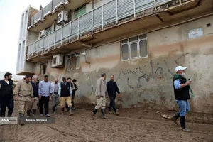 کمک رسانی شهید محمدمهدی طهرانچی دانشمند هسته ای در مناطق سیل زده لرستان پلدختر در سال 1398 همراه گروه های جهادی