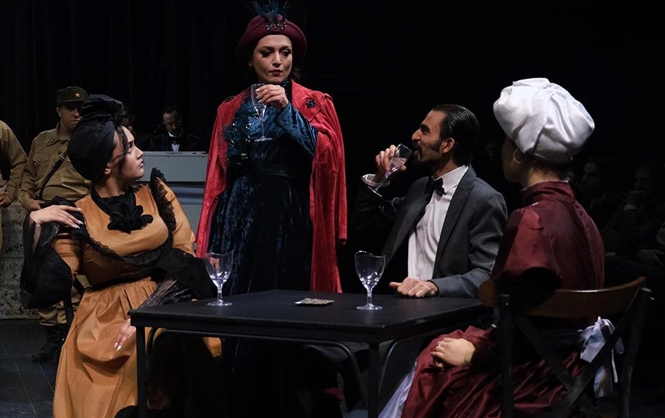 «کازابلانکا» روی صحنه تالار حافظ؛ بازی‌های درخشان در متنی پرابهام