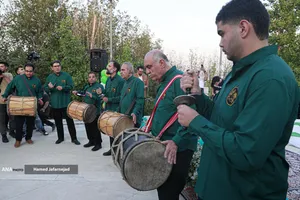 اهتزاز بزرگترین پرچم علوی بر فراز تهران