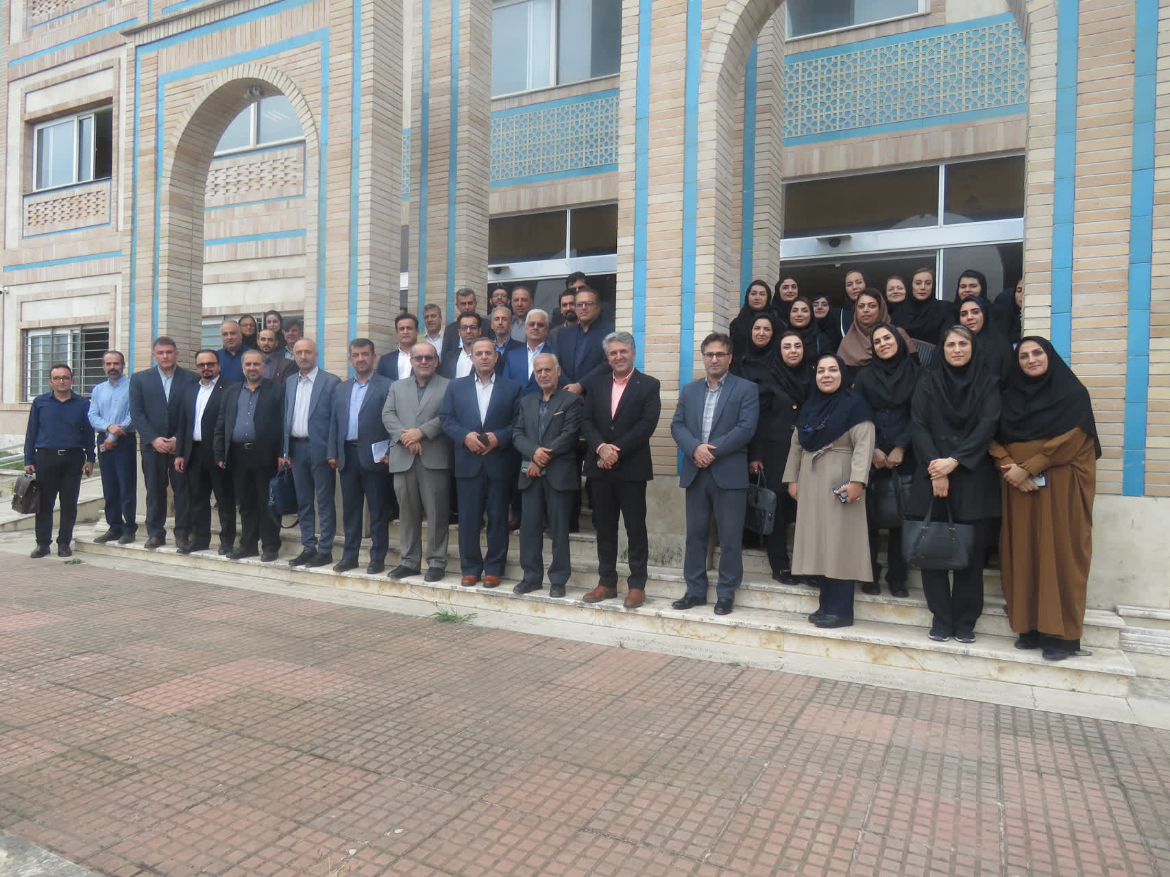 باید ارتباط دانشگاه با صنعت، دستگاههای اجرایی و بخشهای مختلف جامعه تقویت شود باید ارتباط دانشگاه با صنعت، دستگاههای اجرایی و بخشهای مختلف جامعه تقویت شود