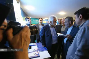علی منتظری مقدم رئیس جهاد دانشگاهی در بازدید از نمایشگاه علمی دانشگاه آزاد اسلامی