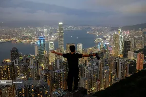 گرفتن عکس یادگاری در کنار بندر ویکتوریا در هنگ کنگ، چین

