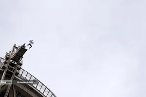  پرش چتربازان از برج میلاد به مناسبت ۱۲ فروردین 