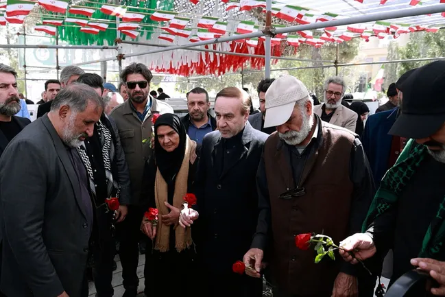 تجلیل هنرمندان از مقام شهدا در هفته هنر انقلاب اسلامی +فیلم
