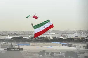 فرود چترباز در مراسم راهپیمایی ۲۲ بهمن تهران