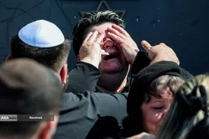 واکنش یک عزادار در مراسم تشییع جنازه مادر و دختری که در حمله موشکی ایران در قبرستانی در بیت شمش اسرائیل کشته شدند