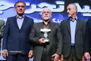 تجلیل از پدر شهید &laquo;مجید تجن جاری&raquo; نخبه هوش مصنوعی و رباتیک که در حمله رژیم صهیونیستی به شهادت رسید - یازدهمین دوره نمایشگاه تراکنش ایران (فابا)