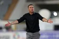 لباس تیم ملی هاکی روی یخ بر تن سرمربی برزیلی پرسپولیس+ عکس