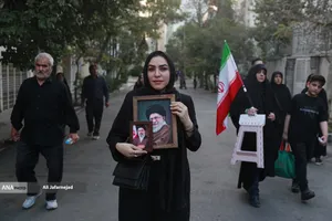 حرکت مردم عزادار بسمت مصلی تهران برای وداع با رهبر شهید انقلاب