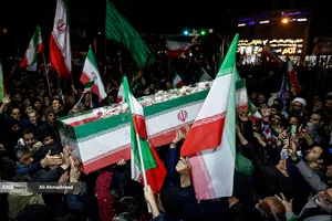 وداع با پیکرهای خانوادگی شهیدان شادکامی در چهارراه نظام&zwnj;آباد