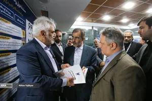 علی منتظری مقدم رئیس جهاد دانشگاهی در بازدید از نمایشگاه علمی دانشگاه آزاد اسلامی