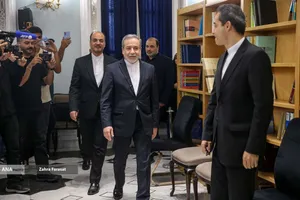 حضور سیدعباس عراقچی وزیر امورخارجه بمناسبت روز خبرنگار در جلسه هفتگی سخنگوی وزارت خارجه