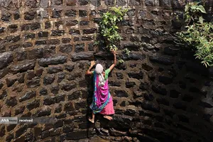 تلاش یک زن هندی برای بالا رفتن از چاه پس یافتن وسائلش که داخل آن افتاده بود، بمبئی هند