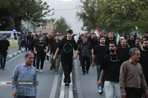 حرکت مردم عزادار بسمت مصلی تهران برای وداع با رهبر شهید انقلاب