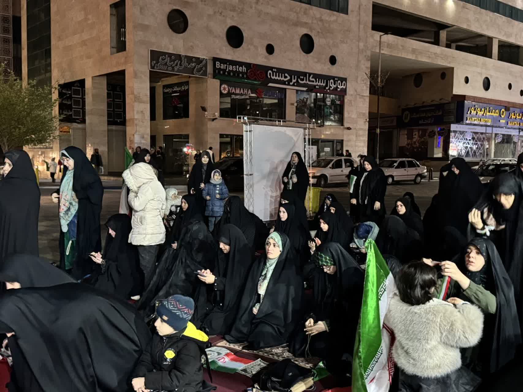 هم‌پیمانی دانشگاهیان با مردم زیر سایه پرچم