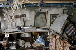 در مغازه حاج آقا کثیری اشیا قدیمی بر دیوار بسیار دیده  می شود