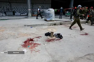 لکه های خون در محل برخورد پس از حمله موشکی مرگبار ایران در یهود، اسرائیل