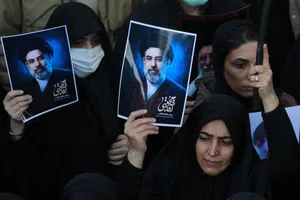 بیعت مردم با آیت&zwnj;الله سید مجتبی خامنه&zwnj;ای سومین رهبر جمهوری اسلامی ایران