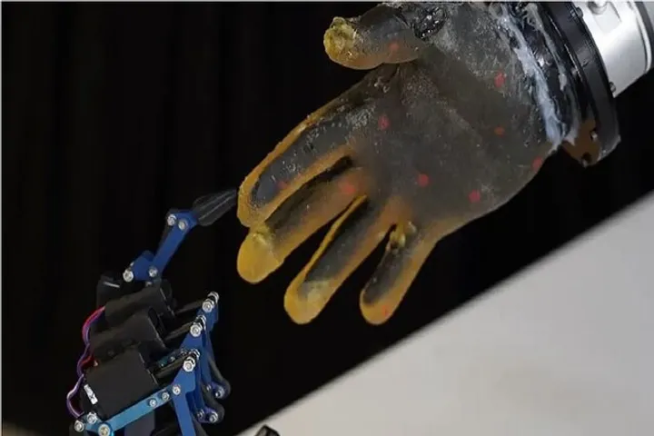 جلد روبوتي ذكي يحاكي الجهاز العصبي البشري ويمنح الروبوتات إحساسًا بالألم