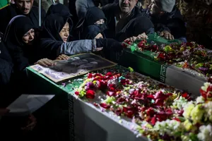 وداع با پیکر شهدای ناوشکن دنا در میدان دریاچه