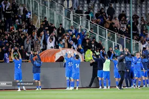 خوشحالی بازیکنان تیم فوتبال استقلال بعد پیروزی برابر تیم نساجی