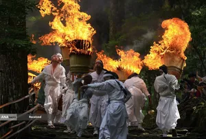 جشنواره سالانه آتش در زیارتگاه کومانو ناشی شهر ناچیکاتسورا در استان واکایاما ژاپن