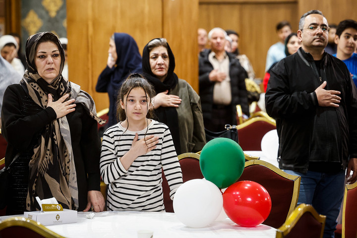 آیین بدرقه خانواده‌های آسیب‌دیده در جنگ به زیارت امام رضا(ع)