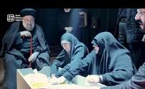 وداع خانواده شهید محمدصابر امینی با فرزندشان/ مادر شهید: فدایی رهبر شدی +فیلم