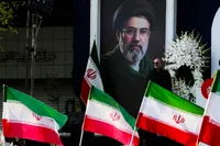 آیت الله سید مجتبی خامنه‌ای ؛شخصیتی جامع نگر و آشنا با الزامات هدایت کشور است