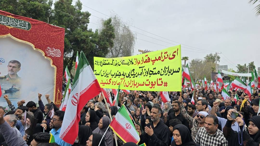 سنگ تمام مردم هرمزگان در تشییع پیکر مطهر شهید دریابان تنگسیری سنگ تمام مردم هرمزگان در تشییع پیکر مطهر شهید دریابان تنگسیری