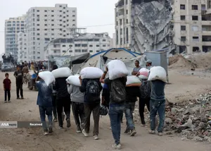 مردم گرسنه غزه برای رسیدن به کمک&zwnj;های غذایی، کیلومترها پیاده&zwnj;روی می&zwnj;کنند