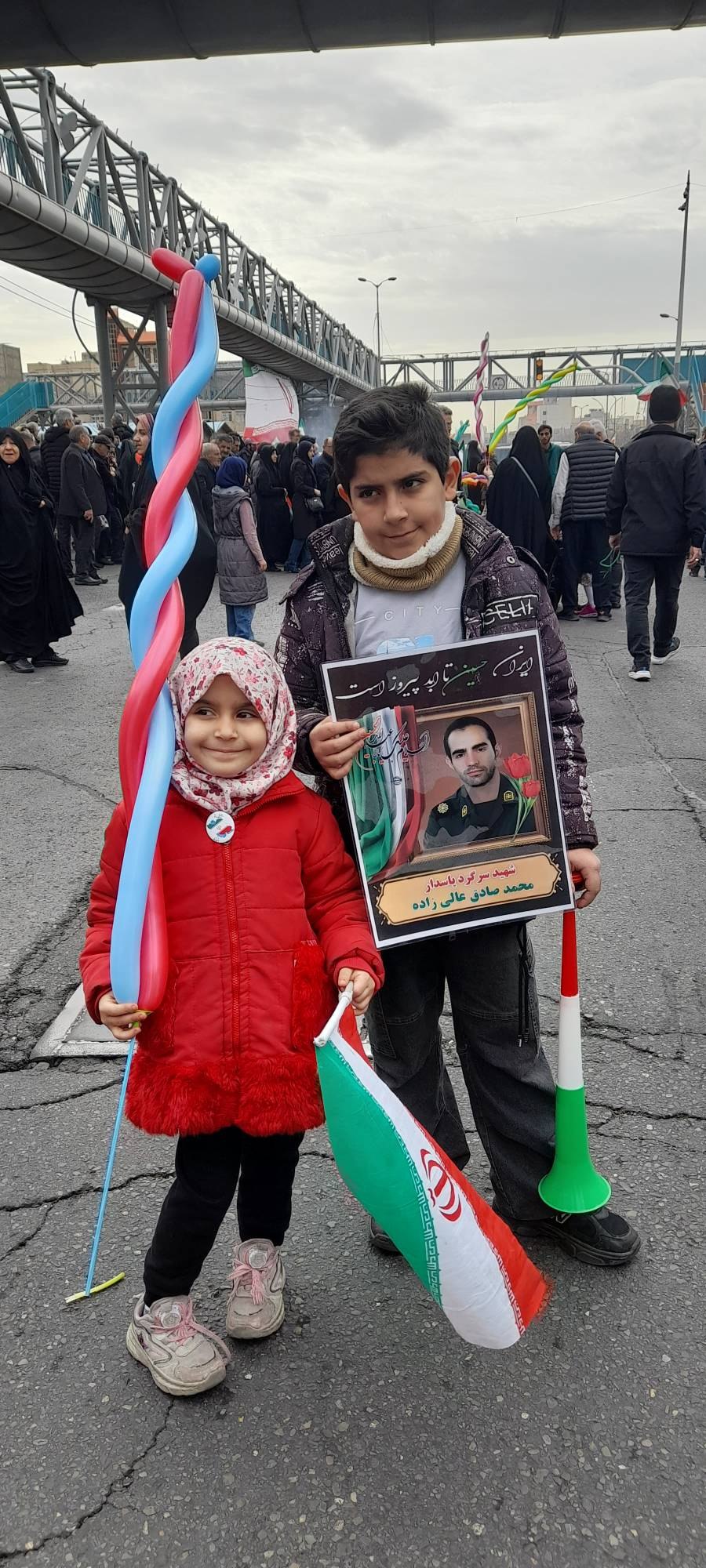 فرزندان شهدا با عکس پدران خود سالگرد انقلاب را جشن گرفتند