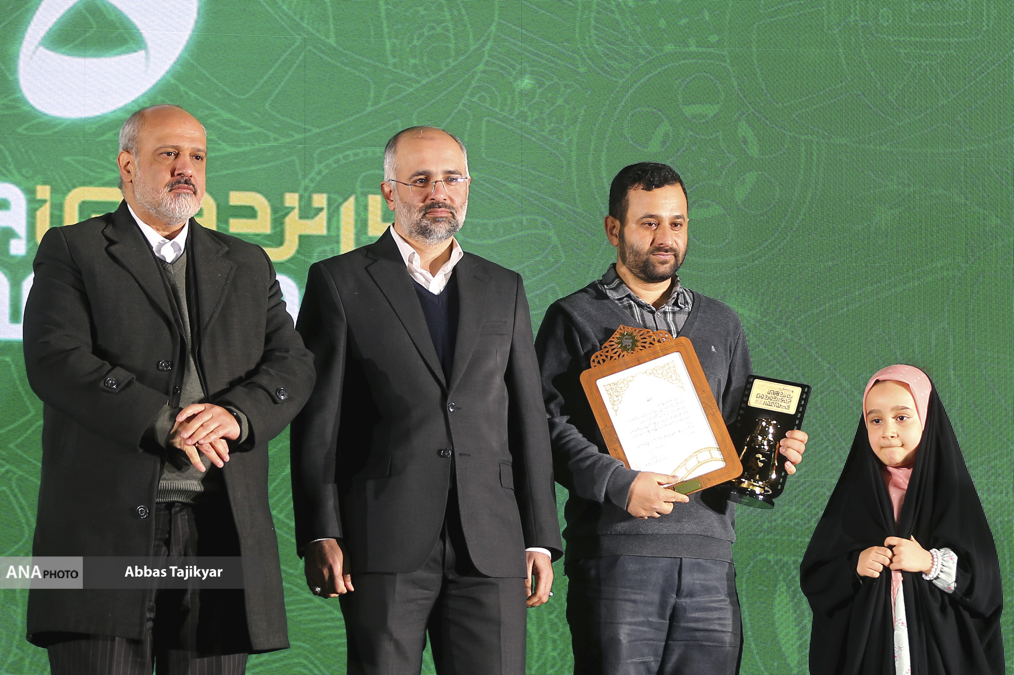 تقدیر از علیرضا دبیر در افتتاحیه شانزدهمین جشنواره فیلم عمار تقدیر از علیرضا دبیر در افتتاحیه شانزدهمین جشنواره فیلم عمار