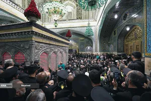 مراسم طواف پیکر رهبر شهید انقلاب بر گرد ضریح مطهر امام رضا(ع)